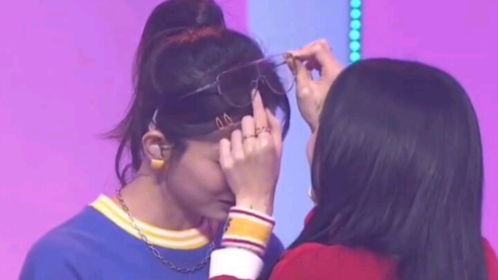 Khi Subin bị tóc vướng vào, cái tiếng cười kiểu phù thủy của chị Lộ mặt làm tôi cười bò luôn, ha ha 