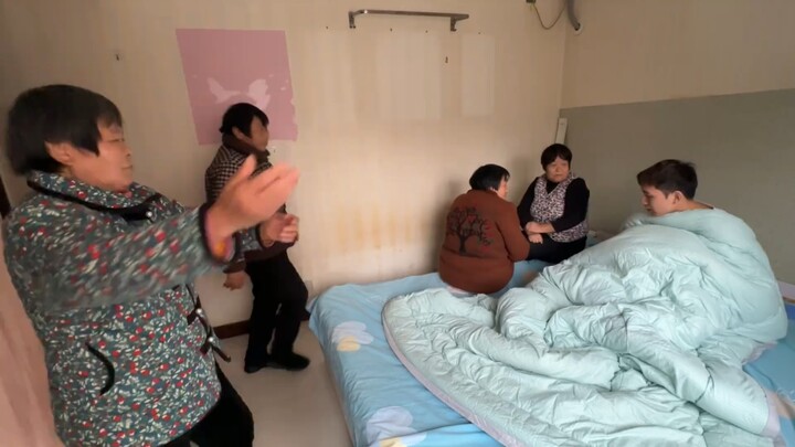 【تلفزيون الضغط للزواج】موقف محرج: من أجل احتضان شويشوي، طلبتُ من فتاتين أن يُطلقن تعويذتهما، فبدأت ال