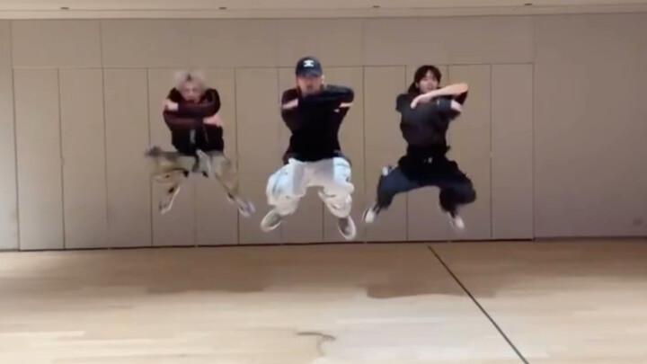 Hope the boy group livestreams bring more on-the-spot dance breakdowns, practice sessions, and live 