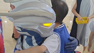 孩子说：赛罗喂的蛋糕是世上最甜的