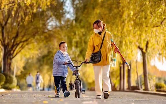 奶奶很大，大到装得下我整个童年！