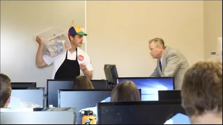 พ่อค้าอาหารในห้องเรียนเล่นตลก!