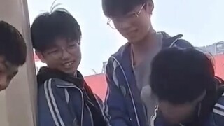 弟弟穿女装被姐姐发现，男生很累趴在桌子上睡着了，醒来发现异校好朋友都在身边