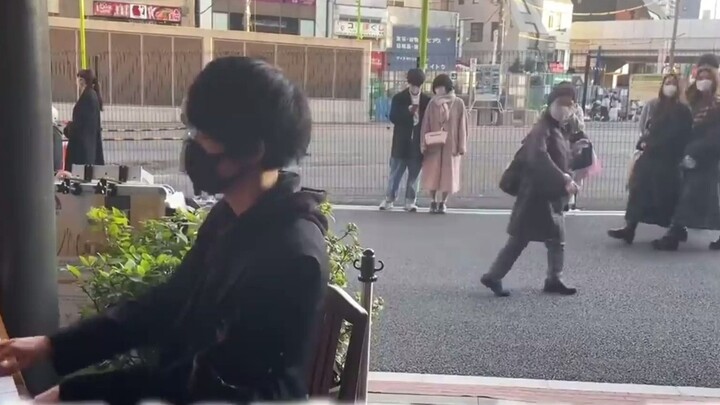 (20 million views on YouTube) Japanese street artist mixes up (Demon Slayer OP Hong Renhua) and Juju