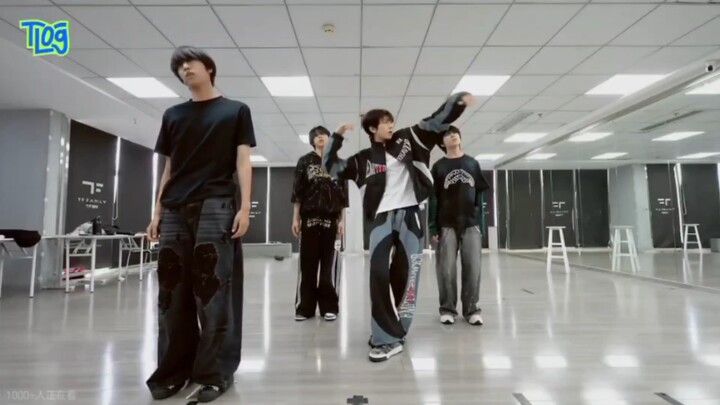 Versi ruang latihan tari “Devil by the Window”