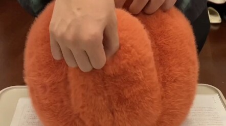 本以为是个苹果   没想到还藏了只小馋猫！