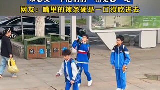 小学生在广场上跳舞，来感受一下他们的“松弛感”吧