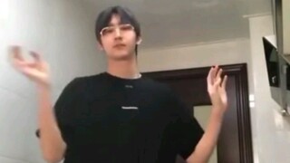 r1se赵让翻跳女团twice问号舞what is love？可可爱爱