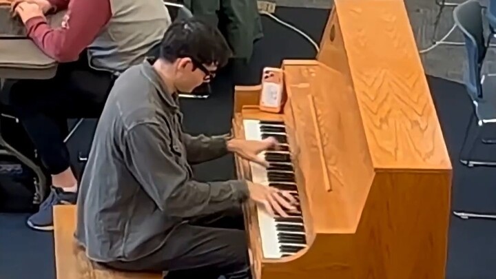 Flash mob orkestra di kantin universitas luar negeri, para senior benar-benar pandai menghibur diri!