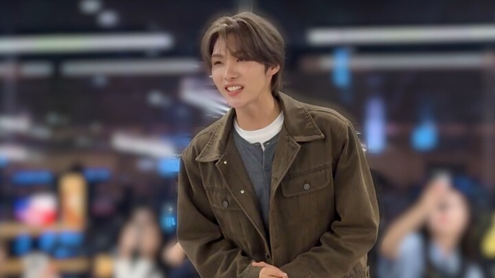 Đã có video chính thức về trò chơi trừng phạt! Youngjae biểu diễn ca khúc “SODA SODA” tại Haidilao d