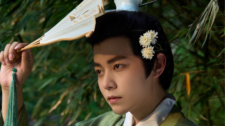 Who says guys can’t wear flowers in their hair? Chinese aesthetics have always been diverse and incl