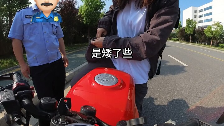 Dia nanya ke aku apakah tinggiku 1,6 meter—apa tinggi 1,5 meter nggak cukup?