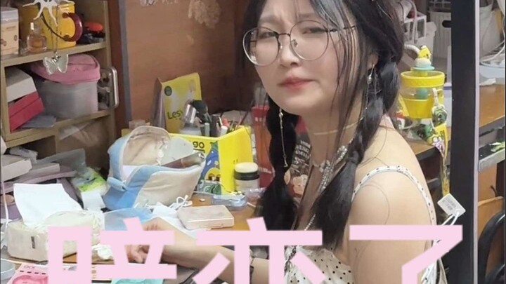 Bạn cùng phòng nói cô ấy thích anh ấy mười mấy năm rồi, đây chính là dáng vẻ của việc thích một ngườ