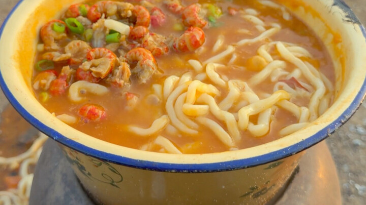Just having some crayfish mixed noodles
