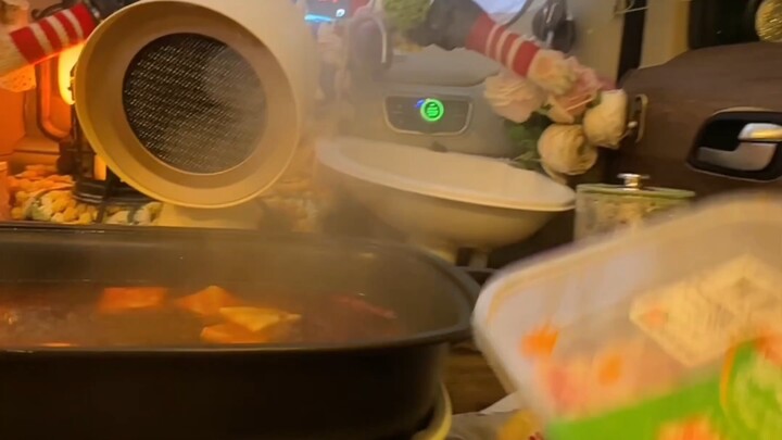 Spending the night eating hot pot in an elderly-friendly electric vehicle during a torrential downpo