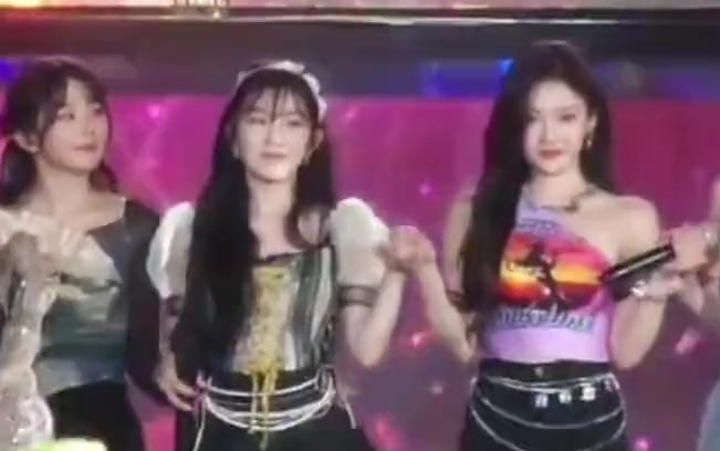 Tiểu Ninh khoe khoang khi nắm tay chị gái, SMTOWN Jakarta