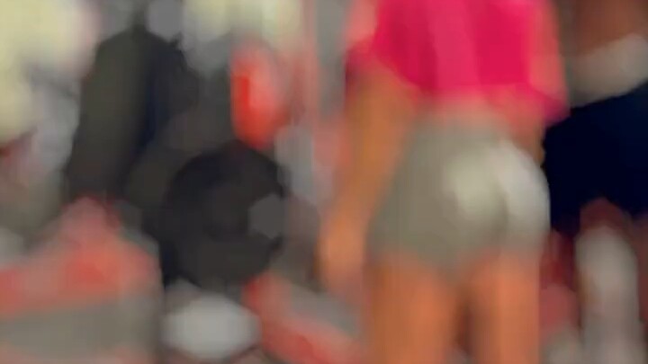 لقد ساعد هذه الفتاة في طلب المساعدة، يا له من رجل حقًا، أنا أبكي حتى الموت!