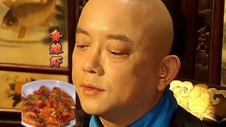 He Shen really knows how to enjoy life—he doesn’t even have to lift a finger to eat!