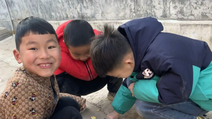 Menghibur Anak-anak dengan Mercon saat Tahun Baru!