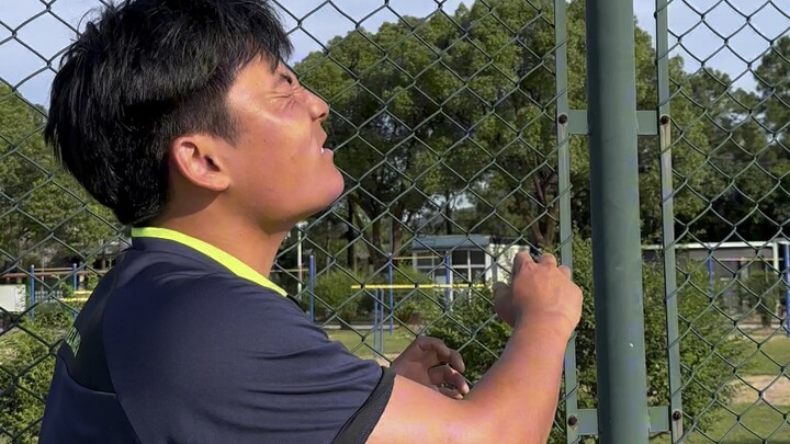 Mặt đỏ của huấn luyện viên còn thuyết phục hơn mọi lời tỏ tình.