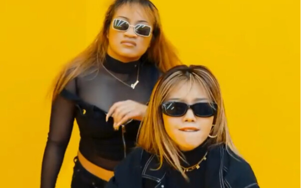 The collision between 20-year-old BTS choreographer Sienna and 17-year-old Red Velvet choreographer 