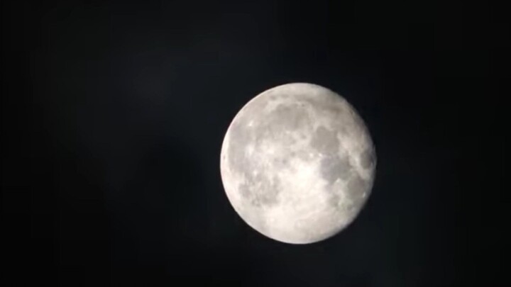 Bulan terbenam, burung gagak berkicau, dan langit diselimuti embun beku. Lampu-lampu pancing di tepi