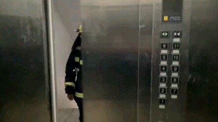 การแข่งขันระหว่างนักดับเพลิงกับลิฟต์ที่ขึ้นชั้นละ 3 วินาที เพื่อขึ้นไปชั้น 10