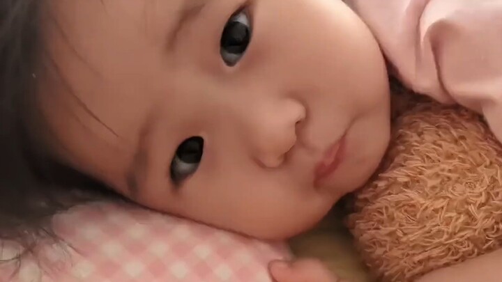 Bé con ở nhà trẻ vừa ngủ trưa dậy đã tíu tít trò chuyện với cô giáo — bé gái thơm thơm, ngọt ngào, m