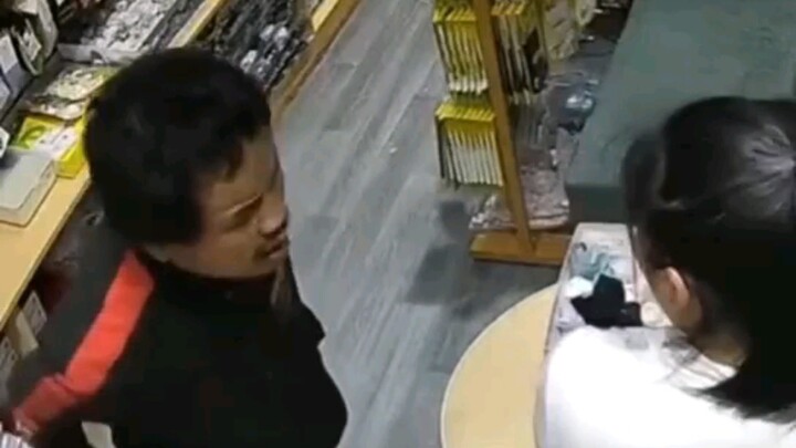 Apa yang dikatakan pria ini? Aku nggak denger jelas. Ada yang tahu? Kasih komentar!