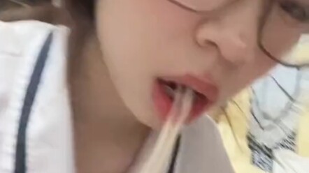 كيف أتناول المعكرونة بعد وضع مسمار اللسان؟