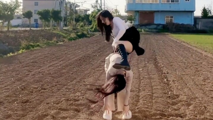 ชีวิตแสนสุขของนักศึกษาสาวเมื่อกลับไปอยู่บ้านนอก