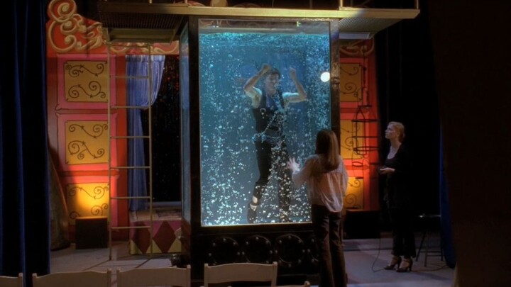 When the magician was performing an underwater escape, his handcuffs suddenly got stuck—what should 