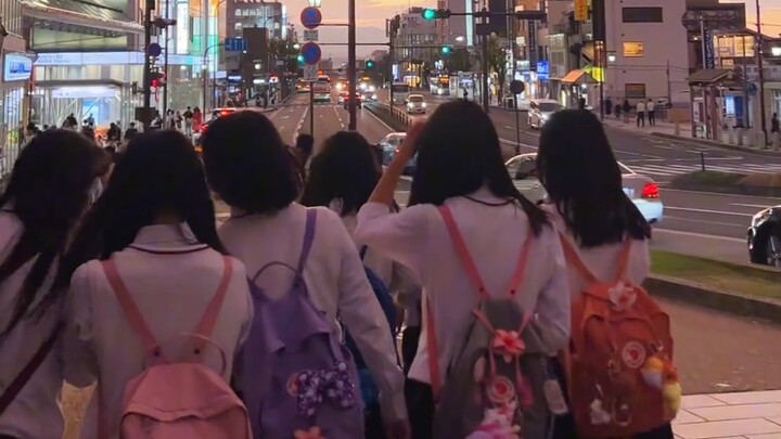 นักเรียนญี่ปุ่นเลิกเรียนตอนบ่ายสามโมงแล้ว แต่ไม่รู้ทำไมกว่าพวกเธอจะกลับถึงบ้านก็ปาเข้าไปจนมืดค่ำเลย