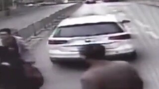 Tài xế không dừng xe mà phanh gấp khiến xe buýt tông từ phía sau và bị một nhóm hành khách đánh đập.