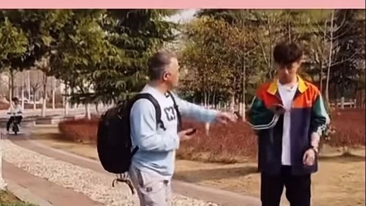 Dua pemuda ini berbicara bahasa Inggris dengan sangat lancar, padahal sebenarnya mereka tidak bisa b
