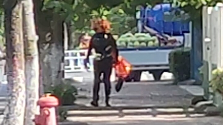 Ôi chúa ơi, tôi gặp một siêu nhân đeo mặt nạ trên đường.