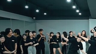 Professional dance troupe, random dance challenge! | 4X4 STUDIO