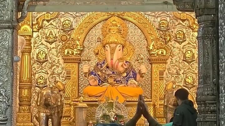 श्रीमंत दगडूशेठ गणरायाच्या चरणी आलो