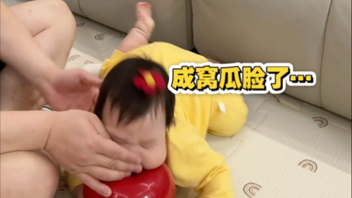 正在教麦麦下沙发，结果没拦住砸在了玩具上，没想到她的反应竟然是这样…