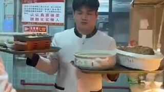 河南，就这么水灵灵地走了......00后男生骑平衡车传菜，“店里面积大，这样效率更高，会注意安全” #中国节气惊蛰篇