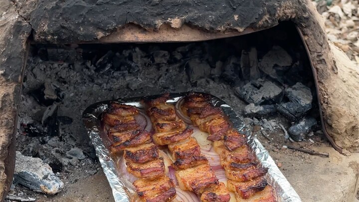 Today I’m having cola-braised pork belly and oil-splashed noodles.