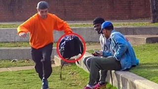 แกล้งขโมยกระเป๋าเป้คน!