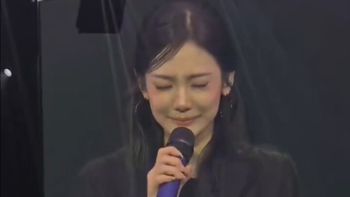 Melihat ucapan selamat ulang tahun debut yang ke‑lima, Ningning menitikkan “air mata”; Ning Yizhuo i