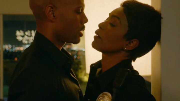 Nữ cảnh sát cùng bạn trai chơi cosplay, ai ngờ chỉ vì một sơ suất mà cả hai bị còng tay vào đầu giườ