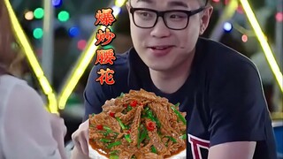 Dapeng makan ginjal panggang sambil pamer bahwa dirinya sangat kuat, sekarang lihatlah, ginjalnya ma
