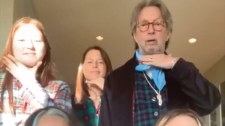 Lão Khắc cùng vợ con quay vũ đạo bằng tay, dễ thương quá, nửa đêm viết lời tìm cảm hứng suýt nữa cườ