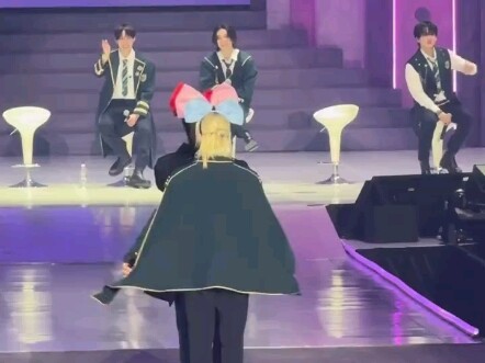 【Straykids】Which genius came up with this cover? It made me laugh to death.
