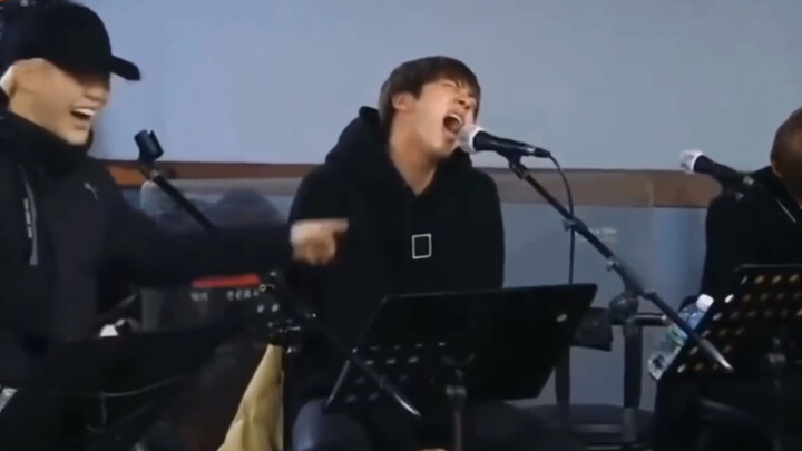 مجموعة حيّة من النوتات العالية لشياو تشن! بالإضافة إلى الثلاث نوتات العالية، هناك أيضًا هذه العروض ا