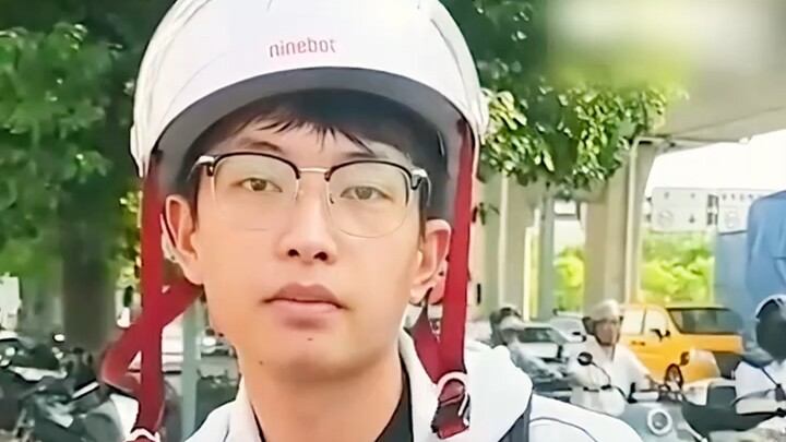 شاب تعرّض للافتراء بسوء نية، فردّ ببراعة قائلاً: "اسمع كلام رجل المرور!"