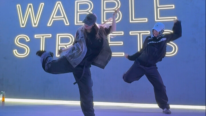 Seperti Jennie versi hip-hop yang tampan
